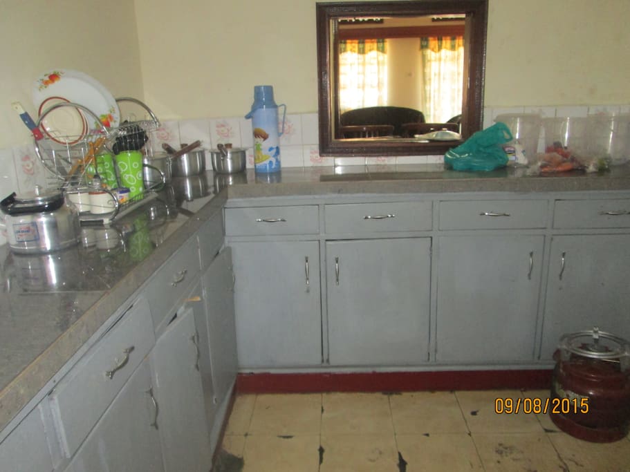 complete kitchen with all the accessorize