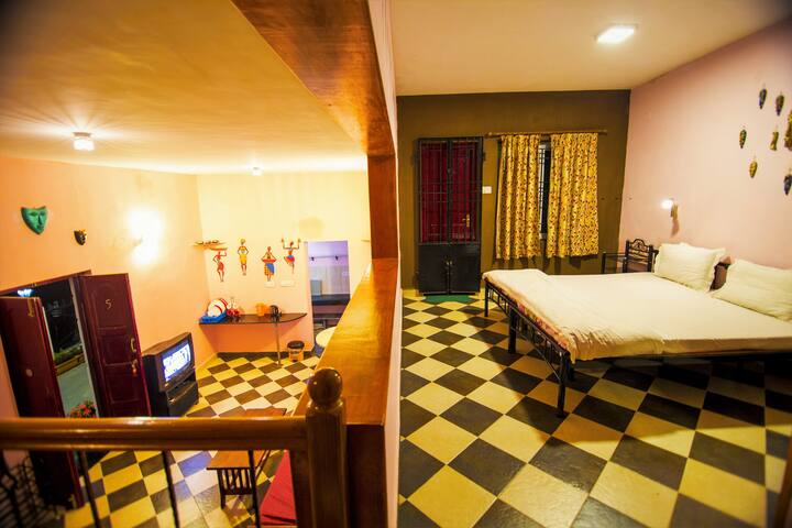 部落布局图片。 请注意，客厅和餐厅位于一层，卧室位于另一层。