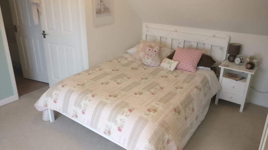 Lovely double with en-suite &free driveway parking