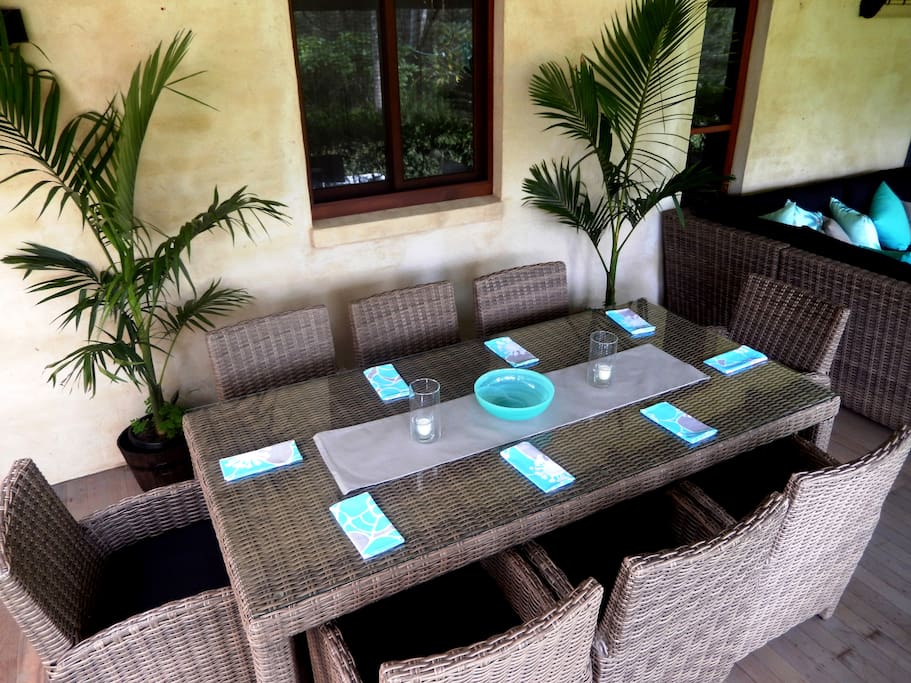 Outdoor Palm Dining in the Palm Lounge at Riverbend Byron Hinterland Retreat.