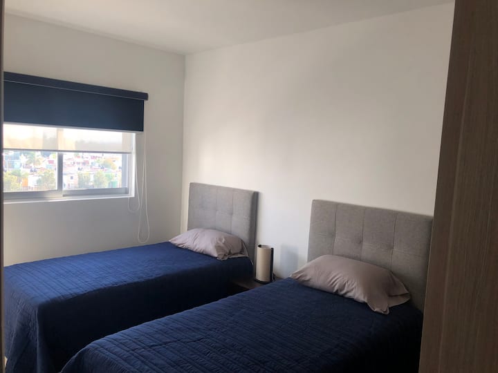 ห้องนอนรองพร้อมเตียงเดี่ยว 2 เตียงนอนสบายและปิดสนิทมาก 