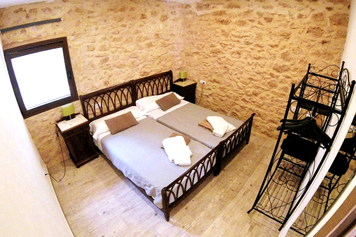 Gornji prostor, desna soba /  spavaća soba 2 od gornje jedinice