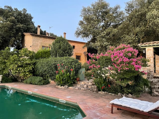 Magical 17th century Rural Retreat, pool, BBQ