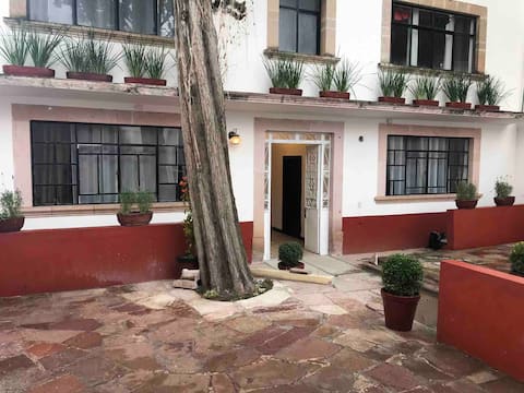 Lancaster House in the heart of downtown, self check-in