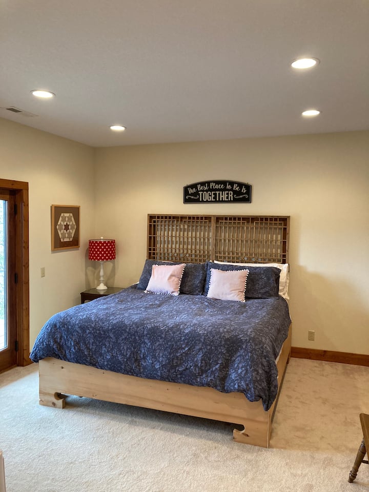 Sekundárny MBR #2 na prízemí s manželskou posteľou King...