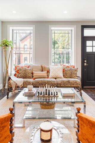 Spacious Five Bedroom Home in Trendy Chicago Neighborhood gallery image 2