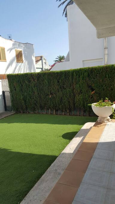 Jardín privado con césped artificial apto para piscina infantil
