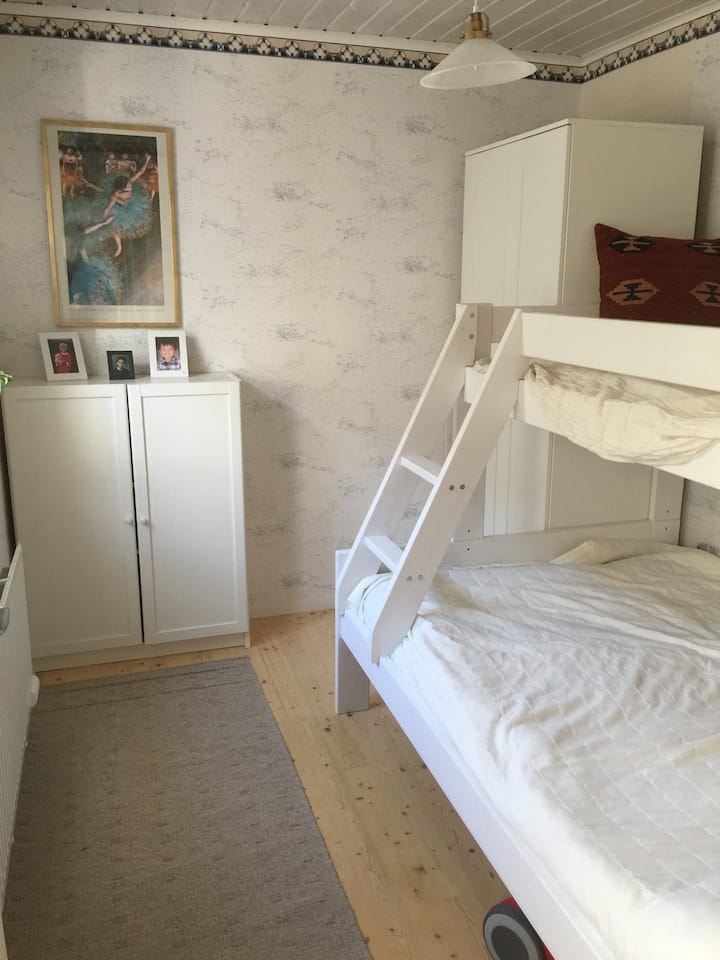 Dhoma e dytë e gjumit ka një krevat marinari me 120 cm nën dhe dyshek 80 cm sipër. 