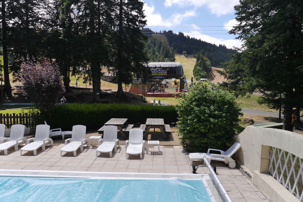 Vue piscine et télésiège