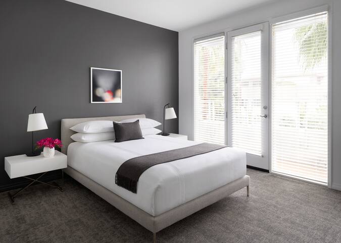 2-Bedroom Premium Suite: Beverly Hills Chic gallery image 5