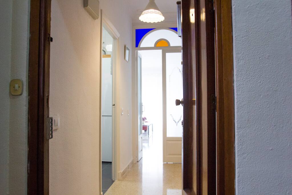 Entrada al piso, con la original y colorida puerta de acceso al salón principal.