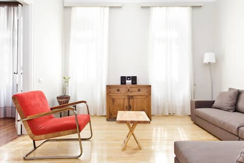 Popular Airbnb listing: Quiet Courtyard • 2BR • 95sqm • Acropolis Walk in ΘΗΣΕΙΟ