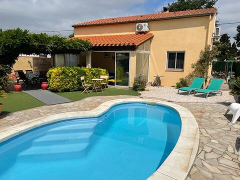 Beautiful quiet house with private pool near the sea