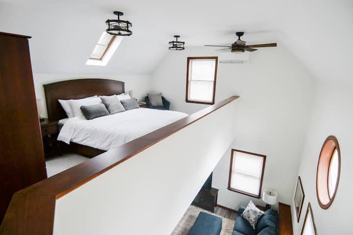 Cottage: bright and lofty, thanks to the open balcony design. 