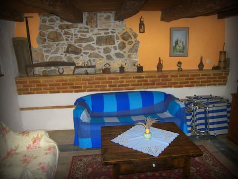 Top Airbnb: Unique ambience -holiday house Luin in Komen