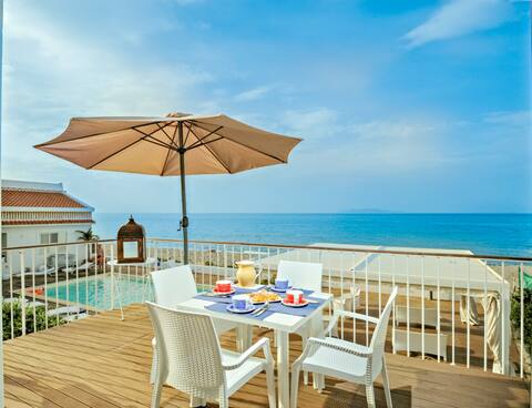 Beach-side with pool- Stromboli A