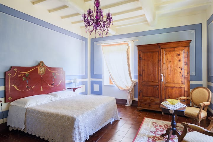 Camera da letto blu con letto matrimoniale