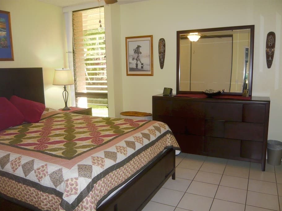 Bedroom with queen bed