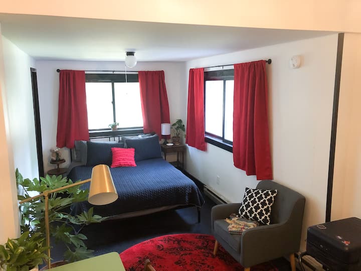 queen bedroom