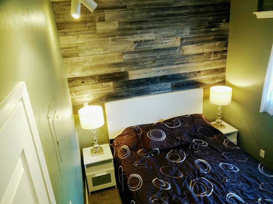 Queen size bed with memory foam mattress in the small bedroom.