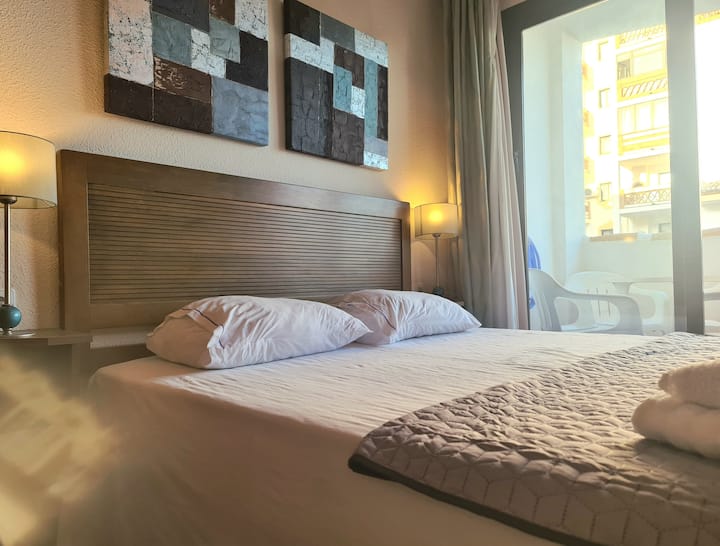 Მთავარი საძინებელი ორადგილიანი საწოლით ჩაშენებული კარადებით, კომოდით, აქვს A/C და ჭერის ვენტილატორი. Ცალკე სააბაზანო აბაზანით. 