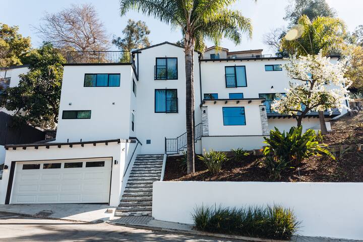 2 Bedroom Hollywood Hills Suite with Spa Tub