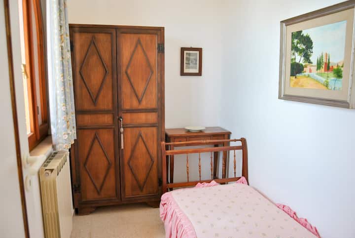 חדר עם  מיטת יחיד - קומה ראשונה - נוף לים 