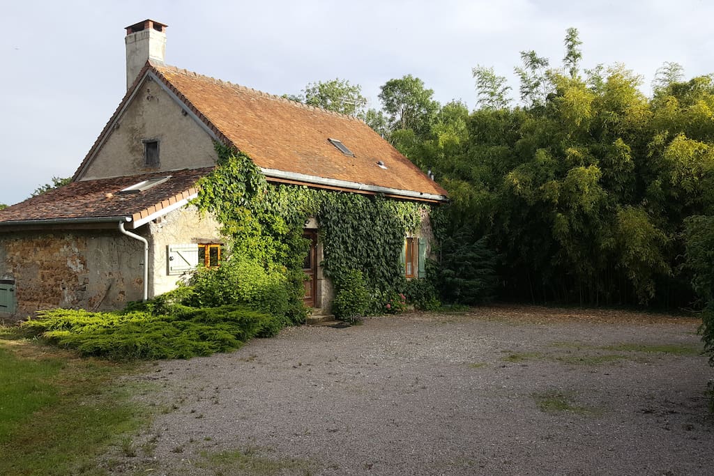 La cour où on peut se garer facilement et un abri pour sa voiture si besoin
