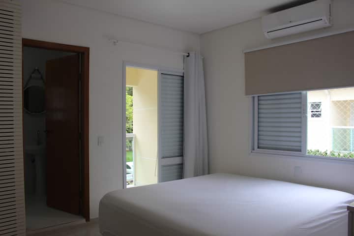 Აპარტამენტი 1 საწოლი,აივანი, გაყოფილი კონდიციონერი. 