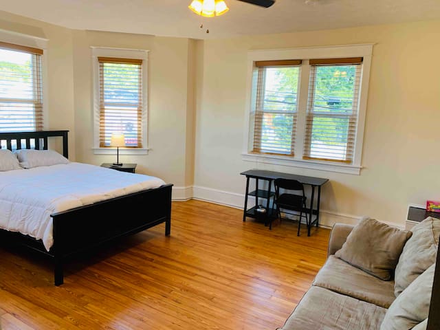 “B” Relaxed in Victorian Home! 40%OFF/Wk 50%OFF/Mo