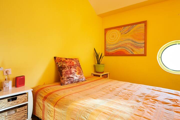 Yellow bedroom with oxygen producing san severia plant for  restorative sleep
The yellow bedroom with the sensabria plant generously produces oxygen, purifies the air and ensures a refreshing night's sleep.