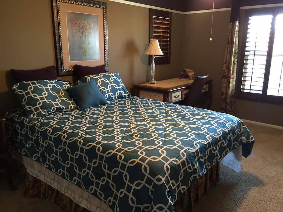 Bedroom 2: Queen Bed (Mattress Replaced 7/28/17)
