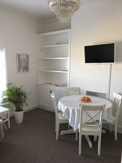 Open plan lounge/dinning area