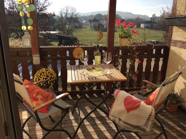 Gemütliche Wohnung mit Balkon und Kaminofen