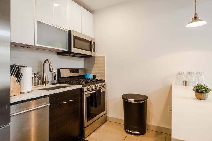 Stunning Two-Story 3 Bedroom, 2 Bathroom Flat gallery image 5