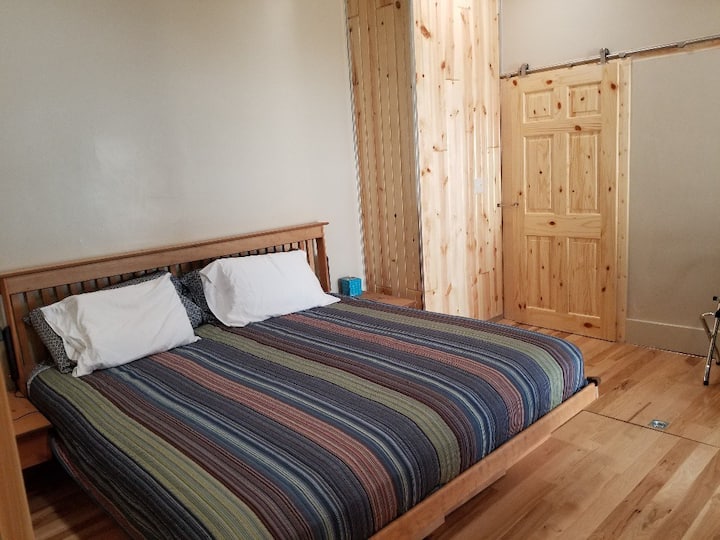Chumba cha kulala cha SE Master w/ king airbed ili kurekebisha kila upande kwa mapendeleo yako.