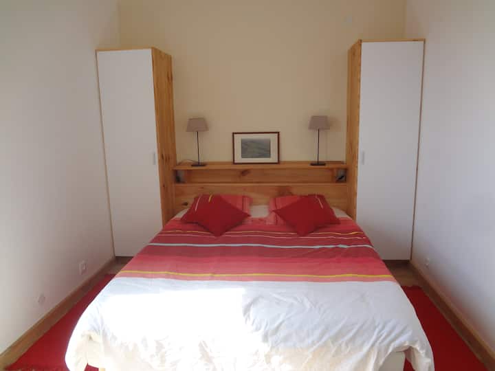 habitación enrojecida; 1 cama Queen size de 160 x 200 cm o 2 camas individuales