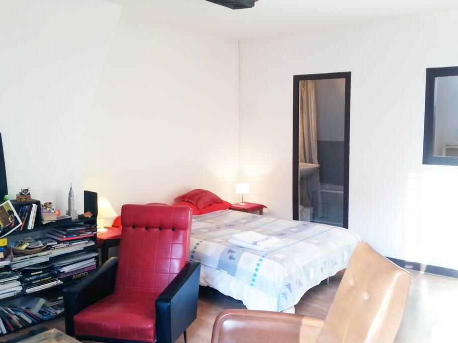 Grand espace principal, lumineux