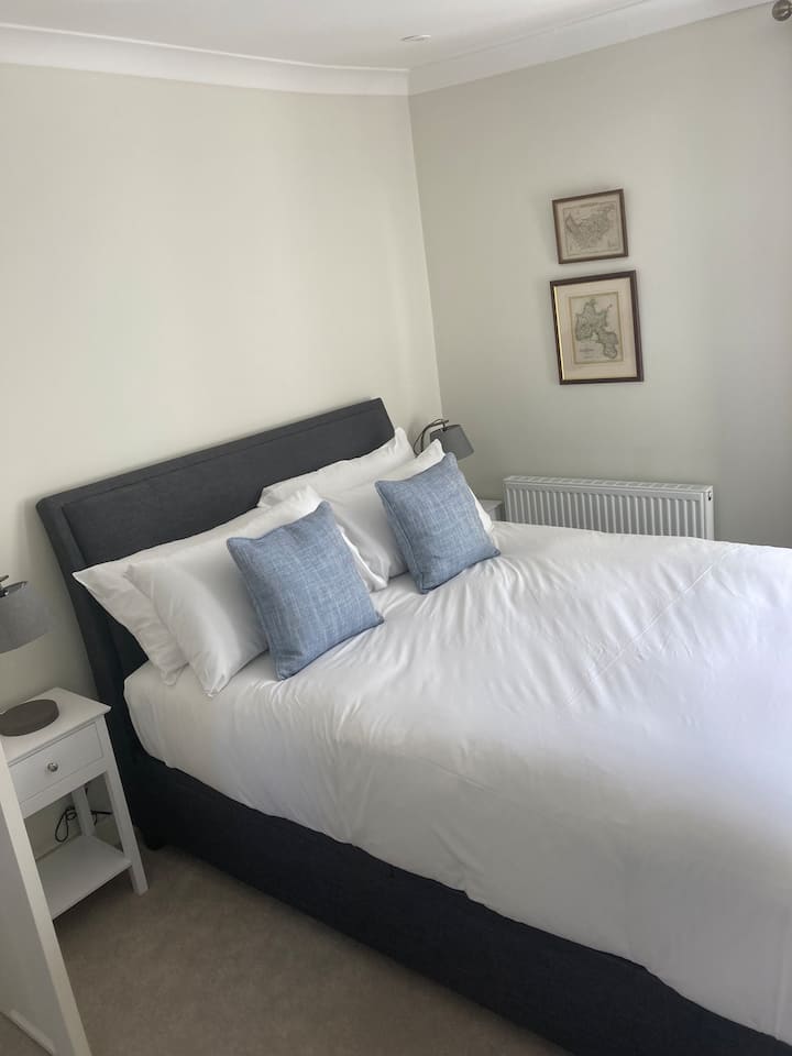 Მთავარი საძინებელი დიდი ზომის ორადგილიანი საწოლით, საგარდერობო ოთახით და სააბაზანოთი