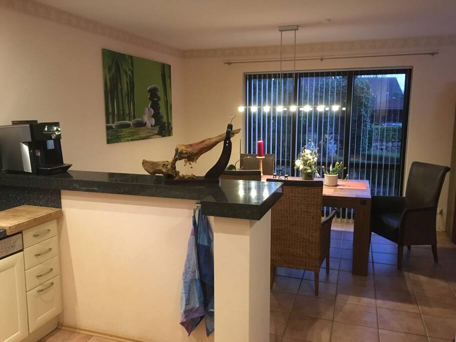 Blick ins Esszimmer mit Espressomaschine