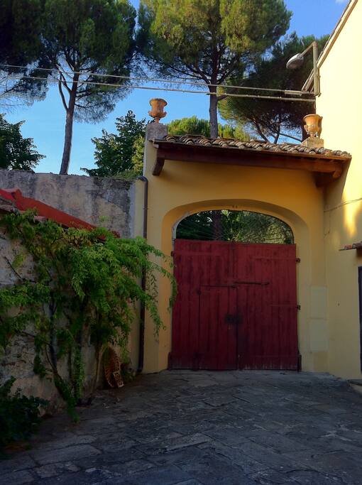 ingresso e cortile interno