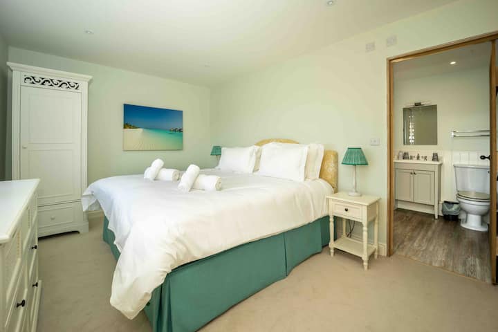 Spavaća soba 1 - Superking krevet 
En-suite kupaonica 