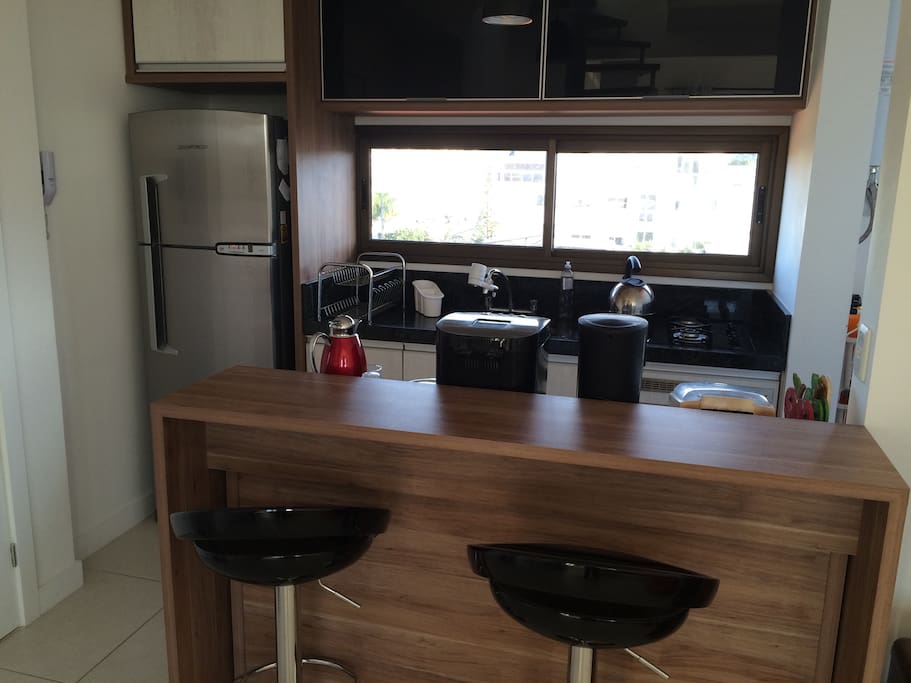 Cozinha integrada , com vários utensílios ! Panificadora , grill, forno elétrico , liquidificador, cafeteira ,!