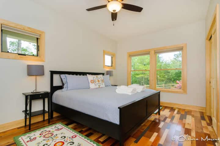 Главната спална соба има брачен кревет и бања.  