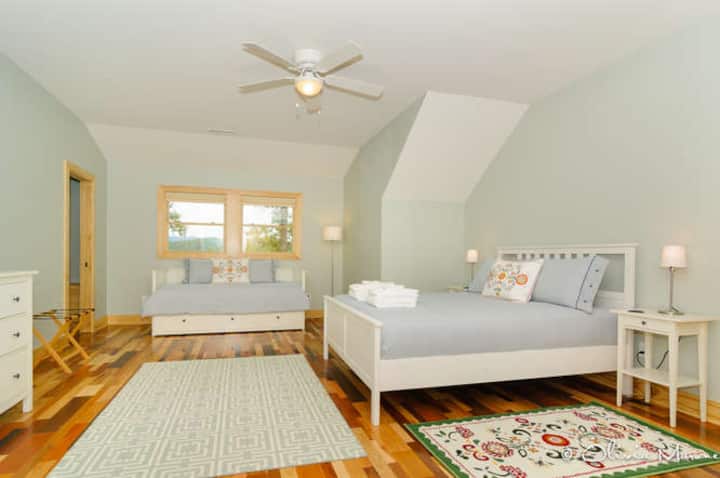 Најголемата спална соба на горниот кат.  Има брачен кревет (широк 150-179 см) и дневен кревет кој може да послужи како близнак или да биде отворен за две близначки едно до друго.  Оваа соба е многу пространа.