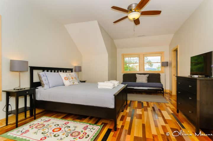 Спална соба на горниот кат со брачен кревет (широк 150-179 см) и двоен футон со убав душек (тука нема тули). Како и другите соби, има телевизор.