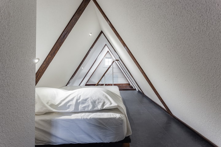 Cama doble y áticos muy iluminados