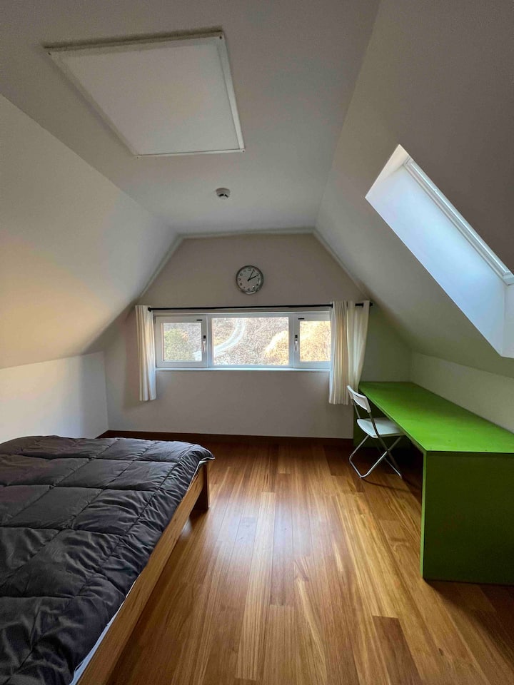 Cama tamaño queen en el segundo piso