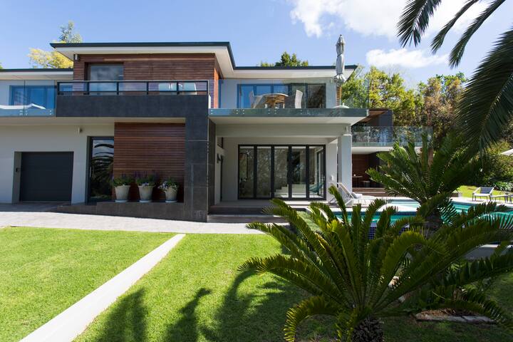 Exquisitely Designed Home on the Mountain in Constantia