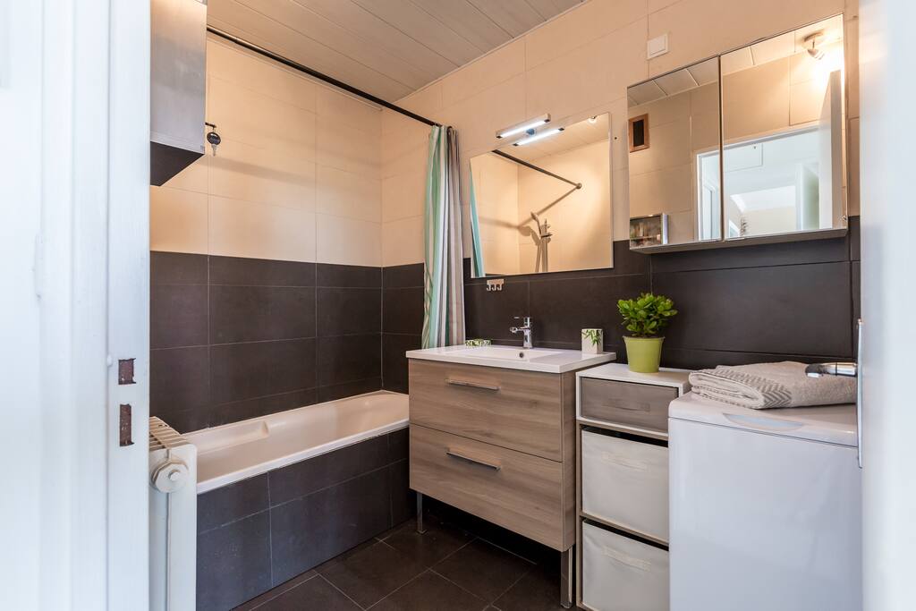 Salle de bain baignoire/doucheéquipée machine à laver.
